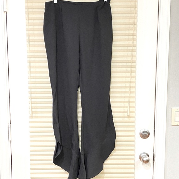 Who what wear black ruffle leg pants. - Picture 1 of 10